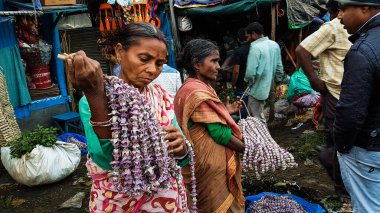 Kolkata, Batı Bengal, Hindistan - Ocak 2018: Kolkata kentindeki antik Mullick Ghat çiçek pazarında çiçek ve çelenk satan kadın sokak satıcıları.