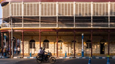 Kolkata, Batı Bengal, Hindistan - Ocak 2018: Kolkata kentinin caddelerinde trafiği olan eski bir vintage bina.