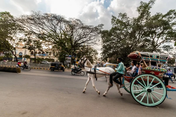 インド カルナータカ州ミソール市 2019年1月 マイソール市内の路上を走る乗客を乗せた馬車 — ストック写真