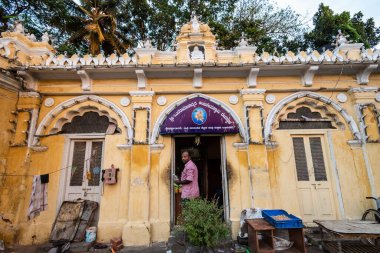 Mysuru, Karnataka, Hindistan - Ocak 2019: Tarihi Mysore Sarayı içindeki bir yapının süslü kemerleri.
