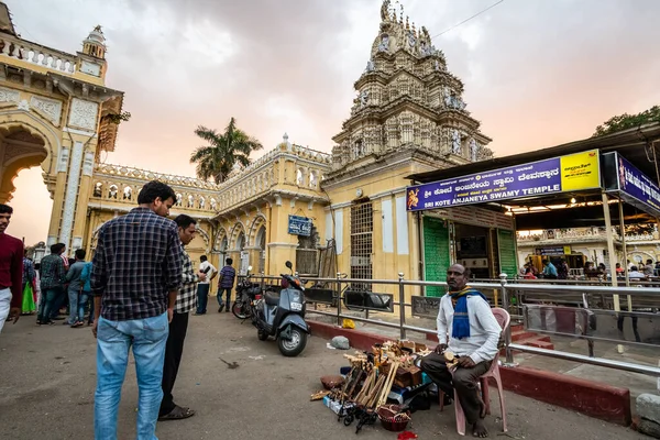 インド カルナータカ州ミソール宮殿で古代ヒンドゥ教寺院の外で商品を販売する露店 — ストック写真