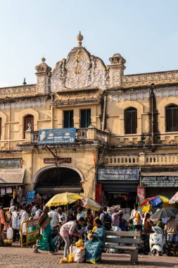 Mysuru, Karnataka, Hindistan - Ocak 2019: Mysore kentindeki antik Devaraja Pazarı 'nın dışındaki kalabalık.