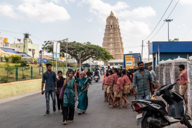 Mysuru, Karnataka, Hindistan - Ocak 2019: Meşgul bir sokakta yürüyen insanlar, Chamundeshwari antik Hindu tapınağına doğru yürüyorlar..