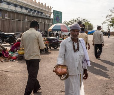 Mysuru, Karnataka, Hindistan - Ocak 2019: Geleneksel giysiler içinde Hintli bir adam Chamundi Tepeleri 'nin antik kutsal mekanında sadaka dileniyor..