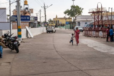 Mysuru, Karnataka, Hindistan - Ocak 2019: İnsanlar Chamundeshwari antik Hindu tapınağının dışında, Mysore Tepeleri yakınlarındaki Chamunda Tepeleri 'nde sessiz bir sokakta yürüyorlar.