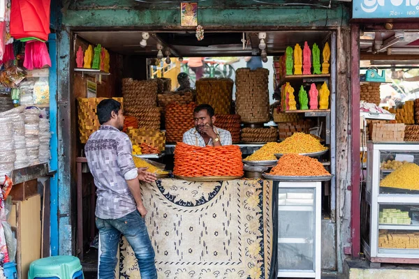インド カルナータカ州ミスル2019年1月 お店の店主さんとお客さんが店内にカラフルなデザートを積んだ道端の甘い屋台で — ストック写真
