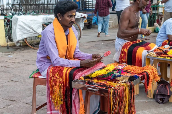 インド カルナータカ州ミスル 2019年1月 チャンディヒルズの古代寺院でヒンドゥ教の儀式のためのカラフルなリボンを販売する伝統的な衣装のインドの巡礼者 — ストック写真