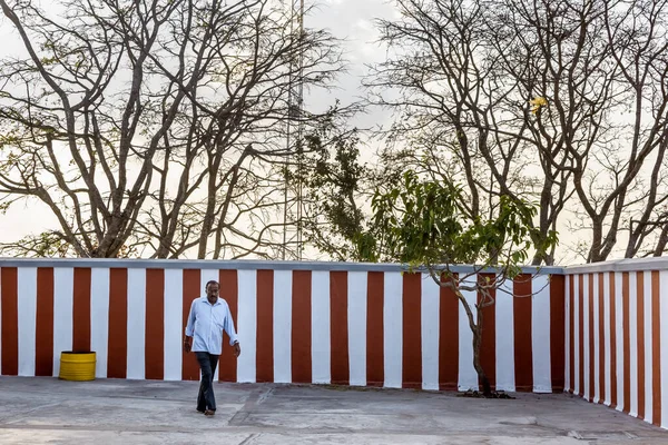 Mysuru Karnataka Índia Janeiro 2019 Homem Indiano Caminhando Antigo Complexo — Fotografia de Stock