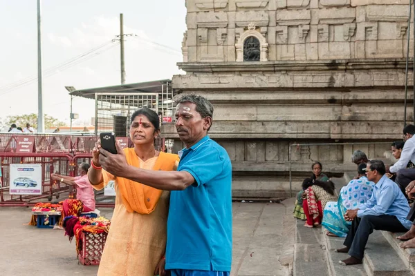 インド カルナータカ州ミシュル 2019年1月 インドの男性と女性が ミショアのシャンデシュワーリの古代ヒンズー教寺院の外で自撮りをしています ストックフォト