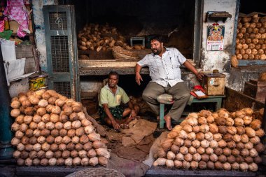 Mysore, Karnataka, Hindistan - Ocak 2019: Hindistan 'ın Mysore kentindeki toptan satış pazarında hindistan cevizi satan sokak satıcıları.