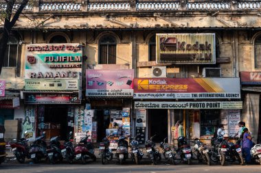 Mysore, Karnataka, Hindistan - Ocak 2019: Mysore şehrinin eski semtindeki bir markette eski bir dükkan ilanı.