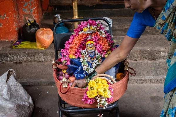 Mysore Karnataka Indie Styczeń 2019 Indianka Zdobiąca Przydrożną Świątynię Hinduskiej — Zdjęcie stockowe