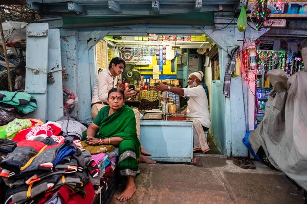 Bangalore Karnataka Indien Januar 2019 Eine Inderin Verkauft Kleidung Auf — Stockfoto