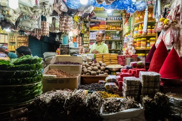 Bangalore Karnataka Indie Styczeń 2019 Sklepikarz Sklepie Spożywczym Sprzedający Różne — Zdjęcie stockowe