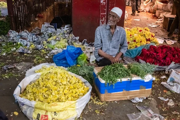 Bangalore Karnataka Indie Styczeń 2019 Starszy Indianin Sprzedający Kwiaty Targu — Zdjęcie stockowe