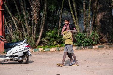 Bangalore, Karnataka, Hindistan - Ocak 2019: Bengaluru kentindeki Lalbagh Botanik Bahçeleri 'nde birlikte yürüyen iki genç Hintli çocuk.