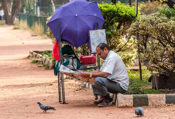 Bangalore Karnataka Índia Janeiro 2019 Vendedor Rua Indiano Lendo Jornal — Fotografia de Stock