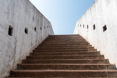 Karnataka 'da Mangalore yakınlarında Tipu Sultan tarafından inşa edilen antik Sultan Batarya saat kulesinin surlarına çıkan merdivenler..