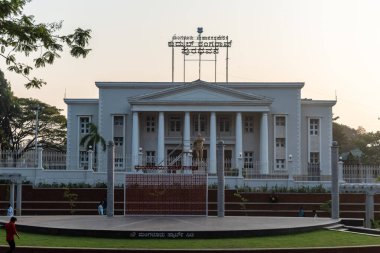 Mangalore, Hindistan - 18 Ocak 2023: Mangaluru kentindeki eski tarihi belediye binasının dış cephesi.