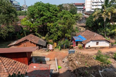 Mangalore, Hindistan - 18 Ocak 2023: Mangaluru kentindeki sazdan eğimli çatıları olan eski geleneksel evlerin havadan görünüşü.