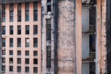 Mangalore, Hindistan - 18 Ocak 2023: Eski ve yıpranmış bir ofis binasının dış cephesi.