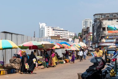 Mangalore, Hindistan - 18 Ocak 2023: Şehirde meyve ve sebze satıcılarıyla dolu kalabalık bir pazar caddesi.