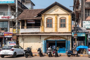 Mangalore, Hindistan - 18 Ocak 2023: Şehirdeki bir pazar caddesinde eğimli çatıları olan eski bir atölyenin klasik mimarisi.