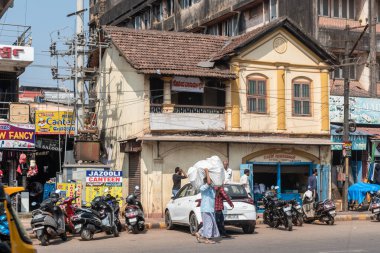 Mangalore, Hindistan - 18 Ocak 2023: Bir pazar caddesinde eğimli çatıları olan eski bir atölyenin klasik mimarisi.