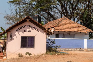 Mangalore, Hindistan - 18 Ocak 2023: Mangaluru yakınlarındaki Boloor köyünde eski bir kulüp evinin dış cephesi.