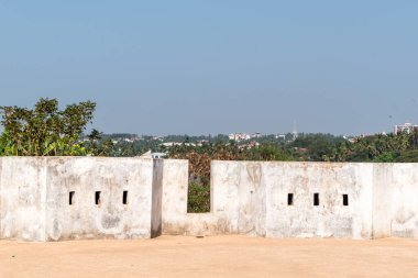 Mangalore, Hindistan - 18 Ocak 2023: Mangaluru yakınlarında Tipu Sultan tarafından inşa edilen eski gözetleme kulesinin surlarının beyaz duvarları.