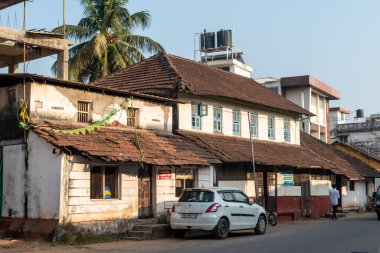 Mangalore, Hindistan - 18 Ocak 2023: Kudroli köyünde geleneksel tarzda inşa edilen eski bir evin klasik mimarisi.