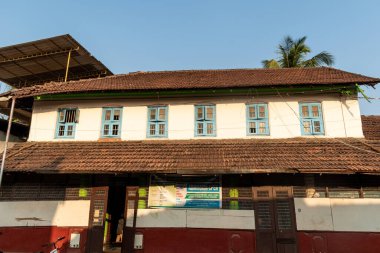 Mangalore, Hindistan - 18 Ocak 2023: Kudroli köyünde geleneksel tarzda inşa edilen eski bir evin klasik mimarisi.