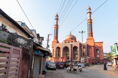 Mangalore, Hindistan - 18 Ocak 2023: Mangaluru yakınlarındaki Kudroli köyündeki Jamia Mescid Camii 'nin dışındaki sokakta keçi sürüsü.