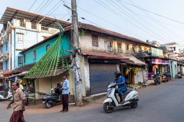 Mangalore, Hindistan - 18 Ocak 2023: Mangaluru şehrinde eski atölye evleri olan bir pazarda trafik yoğun.