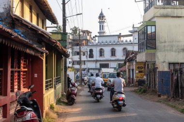 Mangalore, Hindistan - 18 Ocak 2023: Mangaluru kentindeki bir camiye giden yolda trafik.