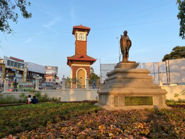 Mangalore, Hindistan - 20 Ocak 2023: Eski sömürge dönemi gözetleme kulesi ve Mangalore şehrinde Mahatma Gandhi heykeli.
