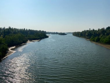 Batı Hindistan 'daki Konkan Demiryolu kıyı şeridinde denize akan güzel bir nehir..