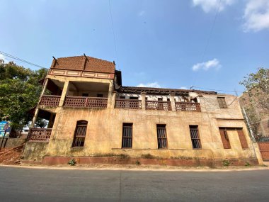 Mangalore, Hindistan - 17 Ocak 2023: Mangaluru kentindeki eski bir antika miras binasının dış cephesi