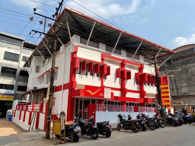 Mangalore, Hindistan - 17 Ocak 2023: Eski Hindistan Postane binasının klasik mimarisi Mangaluru şehrinde kırmızıya ve beyaza boyandı.