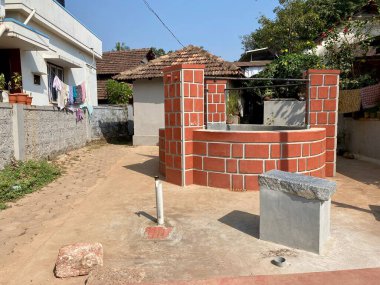 Mangalore, Hindistan - 16 Ocak 2023: Karnataka kırsalındaki bir köyde sokak kenarında bir su kuyusu.