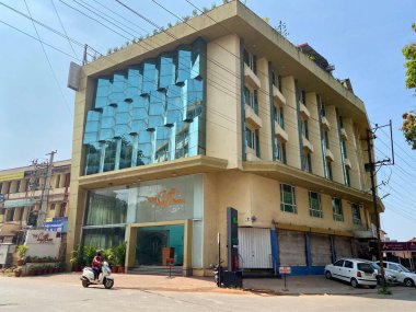 Mangalore, Hindistan - 16 Ocak 2023: Şehirde camdan yapılmış modern bir otel binasının dış cephesi.
