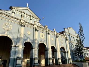 Mangalore, Hindistan - 20 Ocak 2023: Mangaluru kentindeki St. Aloysius Koleji 'nin dış cephesi.