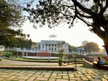Mangalore, Hindistan - 20 Ocak 2023: Mangaluru kentindeki tarihi belediye binasının dışındaki bahçeler.