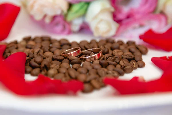 Bröllop Ringar Ett Hjärta Gjort Kaffebönor — Stockfoto