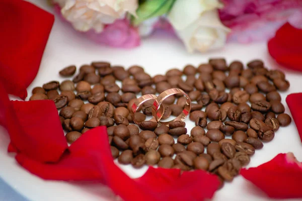 Wedding Rings Heart Made Coffee Beans — Stock Photo, Image