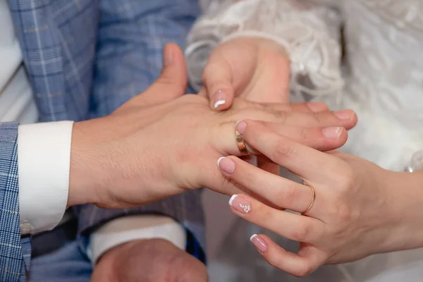 Manos Recién Casados Intercambian Anillos Boda — Foto de Stock