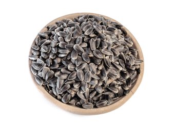 Beyaz arkaplanda bir tabakta ayçiçeği tohumları.
