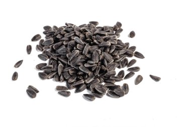 Beyaz arkaplanda ayçiçeği tohumları.