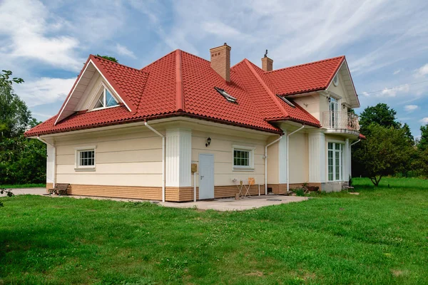 Landhaus Auf Einer Grünen Wiese — Stockfoto