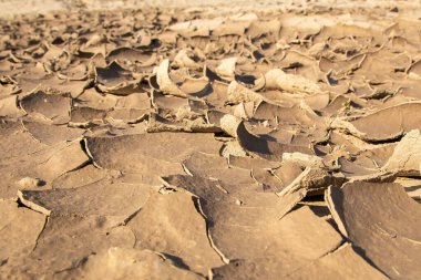 Kurumuş toprağın dokusu kil ve kumla yakın plan..